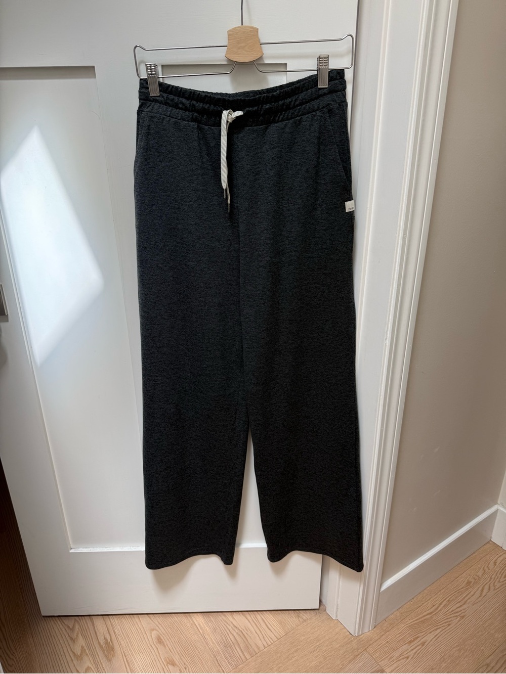 Vuori Halo Essential Wide Leg Pants Black Heather small NWOT - Picture 2 of 9